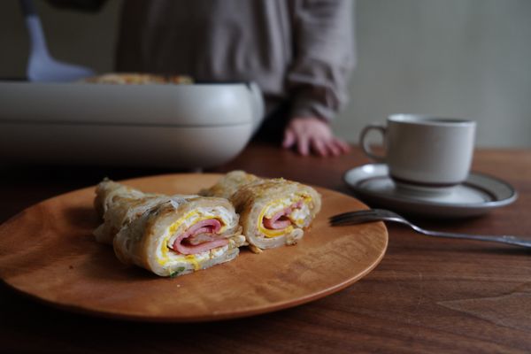 擺盤切片，火腿蛋餅完成！