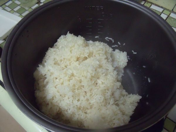 糯米洗淨後,水瀝乾,再倒入3杯水,浸泡2個小時,再放入電子鍋煮。