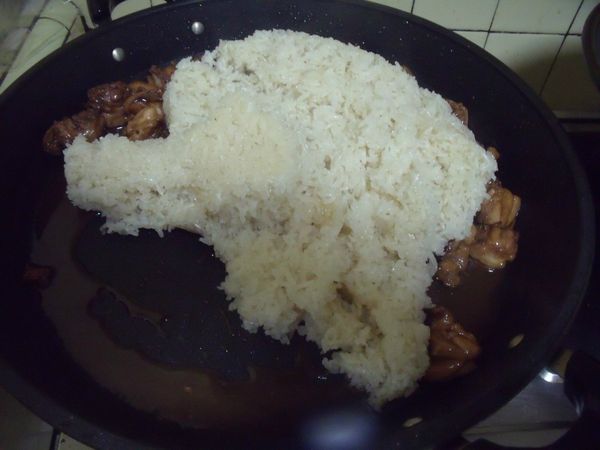 倒入煮好的糯米飯,拌均勻即可。