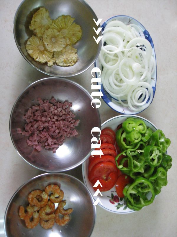 蔬果食材先洗淨再切片或切丁，蝦子川燙待涼後剝殼備用。(蝦子和豬肉末可先另外用大蒜、米酒爆香炒過再加入餡料中。)