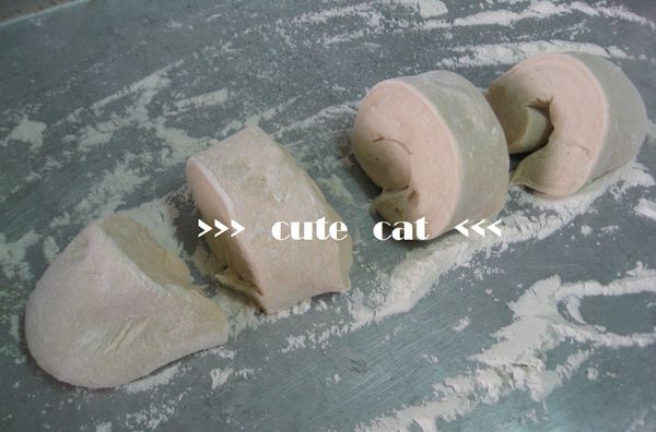 桌面灑些粉，將麵團取出，此麵糰份量可分割成4小分。