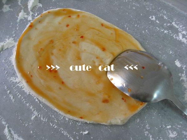 麵糰撖成圓餅薄皮後，用湯匙背面沾橄欖油、泰式甜辣醬塗抹餅皮，放在烤盤上。(烤盤抹少許油避免沾黏。)