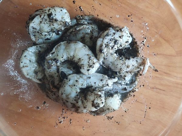 將蝦仁用米酒與黑檸檬抓醃一下，放入冰箱約15分鐘。