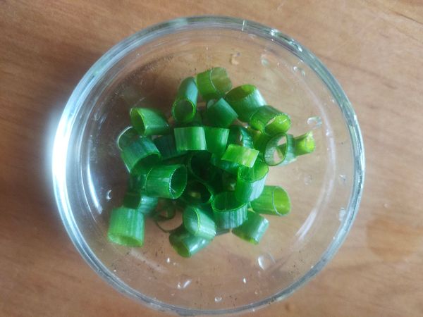 將青蔥切碎。