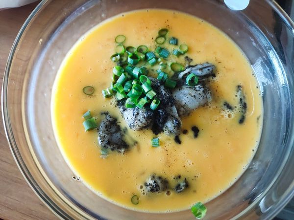 將四顆蛋打成蛋液，放入醃好的蝦仁與青蔥碎。