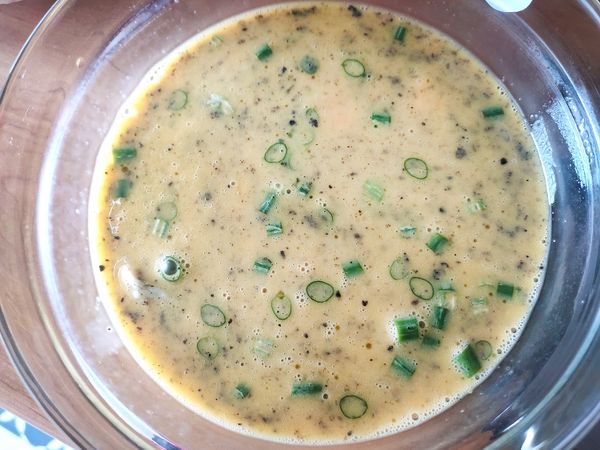 將步驟4攪拌均勻。平底鍋倒一大匙油熱鍋。