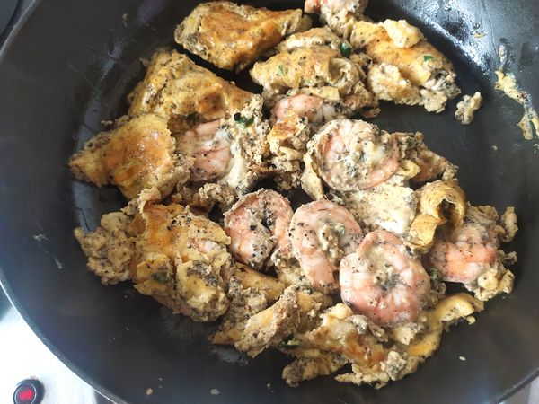 將蛋與蝦仁炒熟。