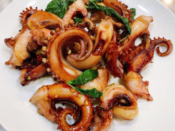 📝三杯魷魚

「三杯」的意思
其實是指醬油、麻油跟米酒，三種調味料各一杯
加起來三杯了。1:1:1

1、水滾後，魷魚稍微燙一下
2、熱鍋熱麻油，後加入薑片
3、加入蒜末、辣椒、
 （我沒加蔥段）
4、加入燙過的魷魚
5、醬油、米酒、糖or冰糖
6、加入九層塔
7、完成