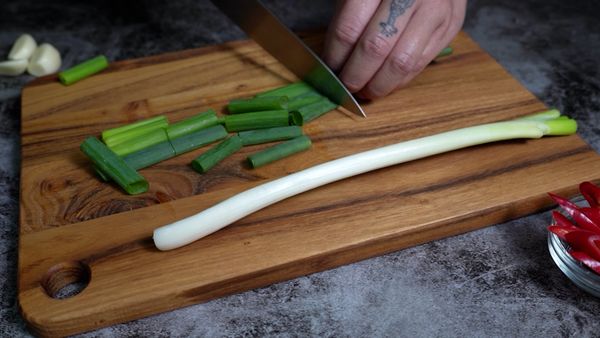 蔥切成段