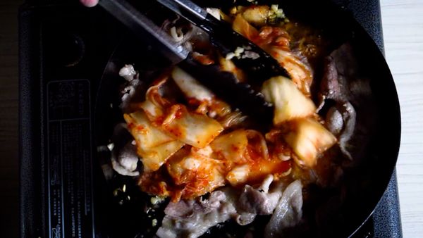 肉片的邊緣開始有焦黃色了
就可以將泡菜下鍋拌炒