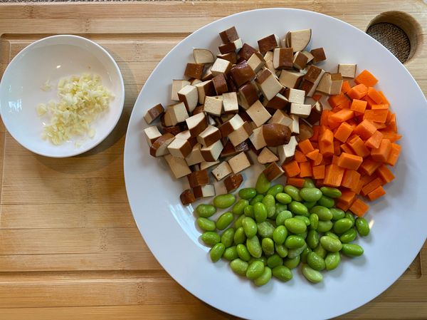 準備蒜末
紅蘿蔔去皮切丁
豆乾也切成丁