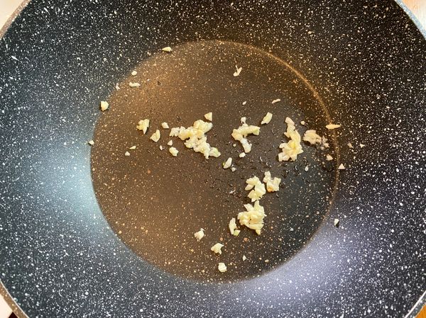 起油鍋，爆香蒜末