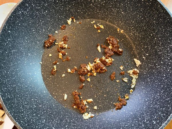 加入沙茶醬，將沙茶醬炒出香味