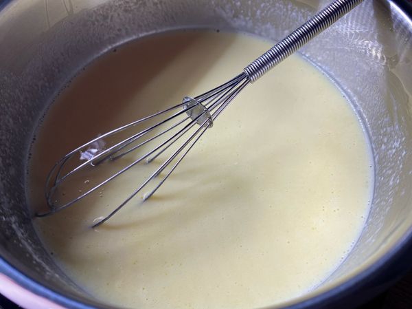 冷凍吐司切小塊，180度無預熱烤8分鐘。

鍋子加入鮮奶、雞蛋、糖、鮮奶油冰磚小火加熱，不需要煮滾，只需要微熱溶解糖與鮮奶油冰磚。