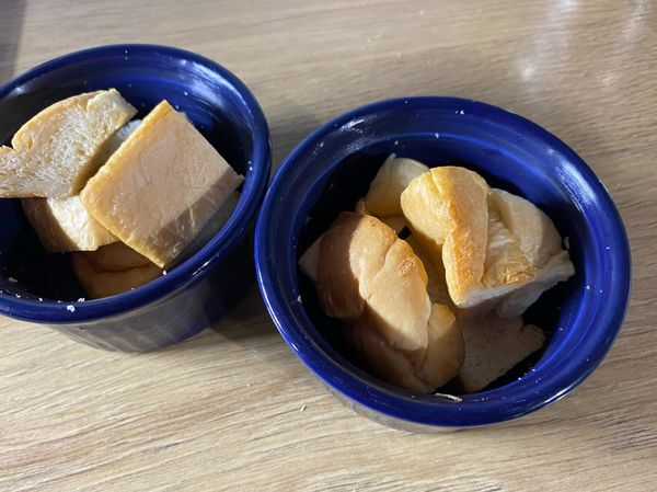 烤皿表面抹上薄薄奶油，放入烤好的吐司塊。烤箱直接180度預熱(前面烤過吐司所以預熱很快)

♦︎不抹奶油的烤皿很難洗～