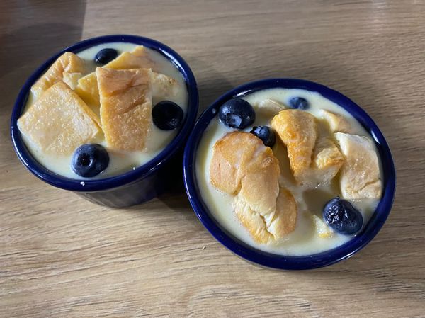 布丁液倒入烤皿，加入少許藍莓。