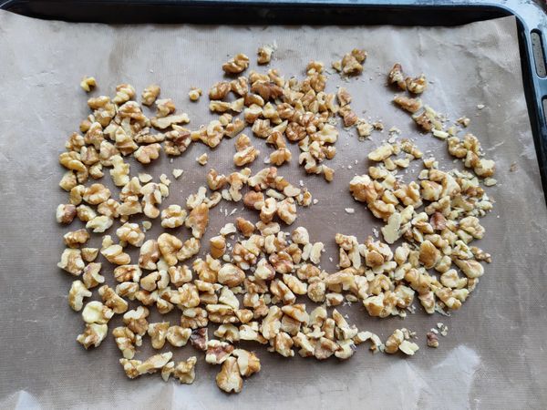 核桃入烤箱*不用預熱*
170度烤約5分鐘後取出備用