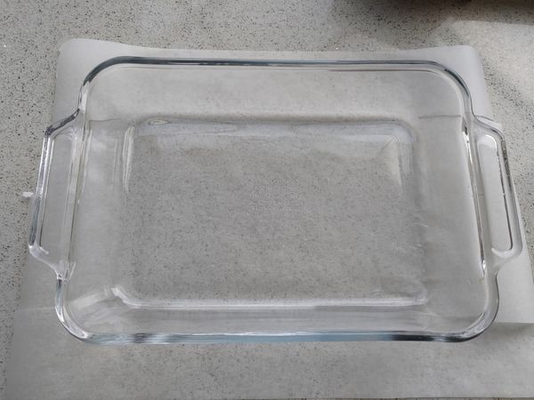 烘焙紙墊在烤模下 四個邊對著烤模的四個角 各水平剪一刀