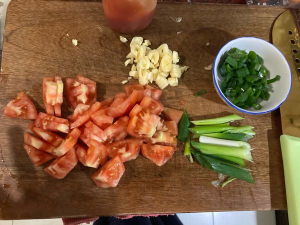 番茄切成小丁，可把中心綠頭去除。