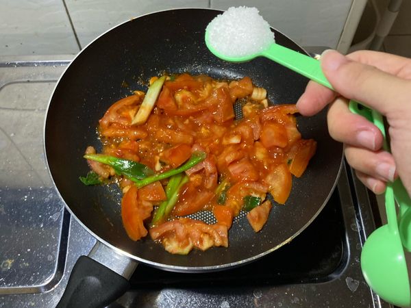 蒜跟蔥段先下鍋爆香，陸續加入蕃茄。
番茄醬及砂糖。注意，糖加入之後就要拌炒，免得焦鍋，再加入少許水勾芡。