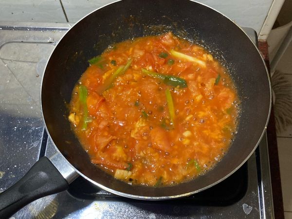 水加入之後可讓他稍微煮一下，做勾芡。呈盤先放旁