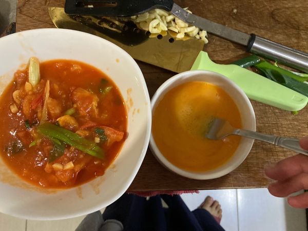 蛋加入少許鹽，攪拌均勻，讓鹽巴分散。