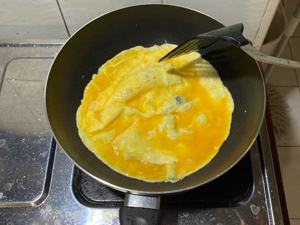 下鍋炒蛋，大概5分熟就加入蕃茄。