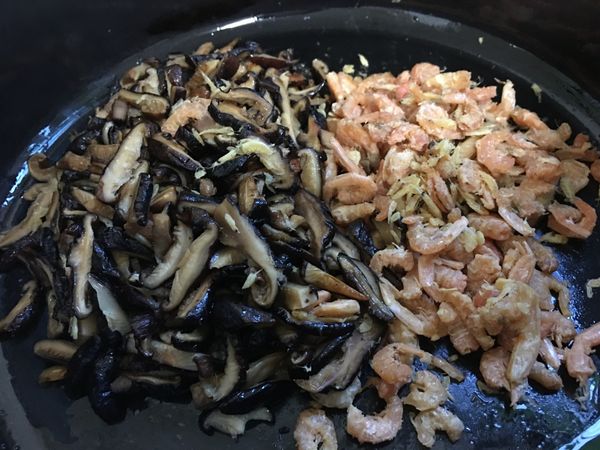 取鍋下些油(小火)依序炒香 香菇 蝦米...