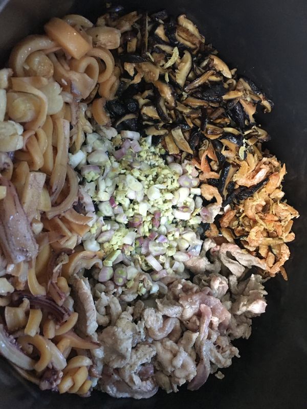 有香味出來後撥旁邊再接著炒魷魚（會蜷曲）,肉絲 紅蔥頭 薑末 ......
