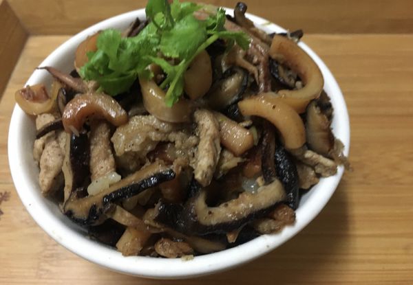 快來一碗油飯, 超滿足的,料多實在.