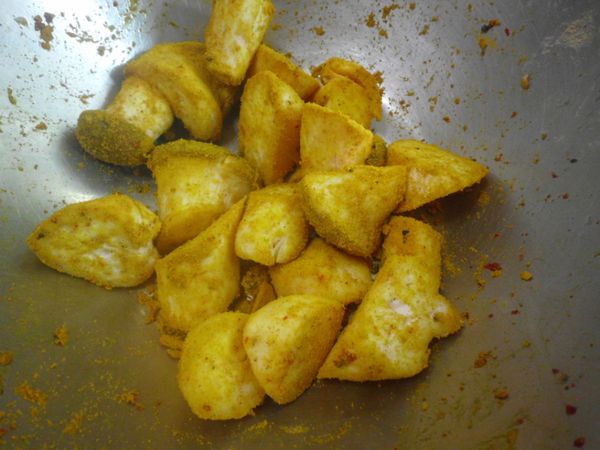 杏鮑菇快速沖水，切滾刀塊，一半醃鹽、胡椒粉、咖哩粉，另一半調味後則加韓式辣椒粉(各靜置10分鐘)。