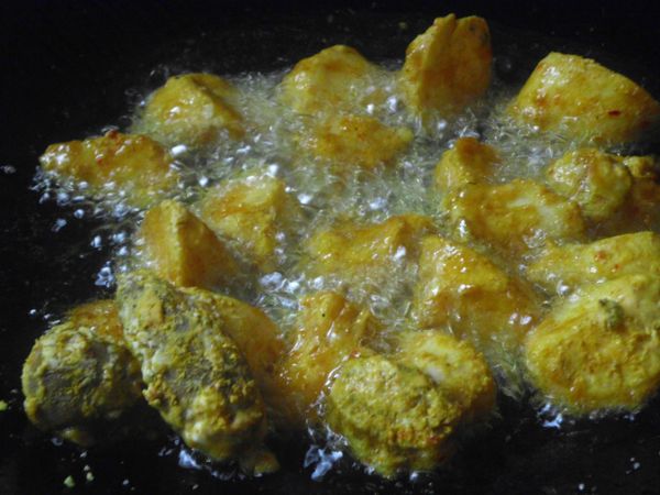 加炸粉(如裹不上粉，噴些水)，以170-180度油溫炸至略金黃起鍋，油溫再加熱，二次炸逼油，並下九層塔，拌數下即可起鍋，用紙巾吸去多餘油份，擺盤，趁熱享用。