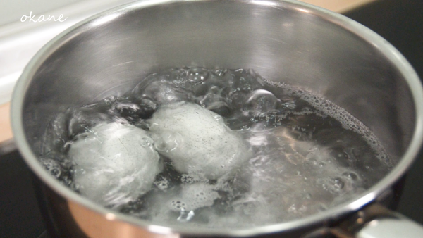 汆燙皮蛋後去殼