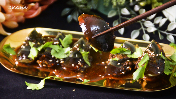 淋上麻辣湯、撒上白芝麻及香菜