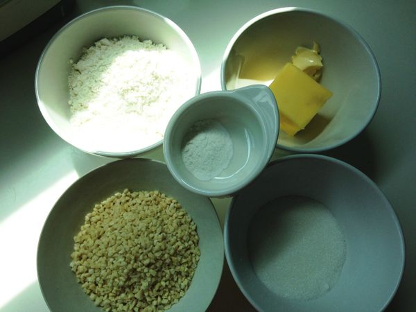 先將[酥脆派粉]料都準備好。(無鹽奶油要維持在冰的狀態)