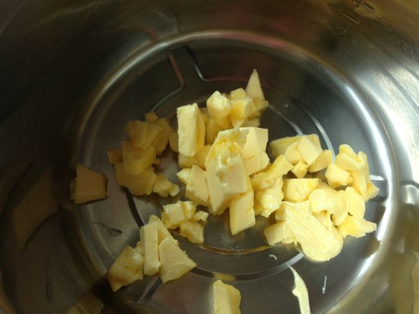 將無鹽奶油切成小塊狀，並放入一個有深度的大盆中。