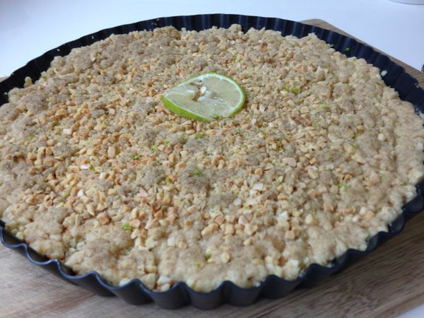 進預熱好的烤箱，溫度190度烤約35分鐘就完成嚕。表面隨意灑上一些檸檬皮屑提味。