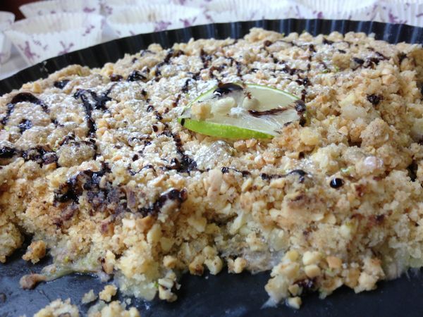 吃的時候隨意擠上一點巧克醬和灑上些糖粉。