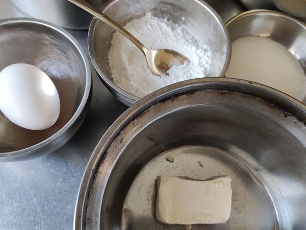 材料如上
雞蛋室溫
模子抹油灑
烤箱預熱