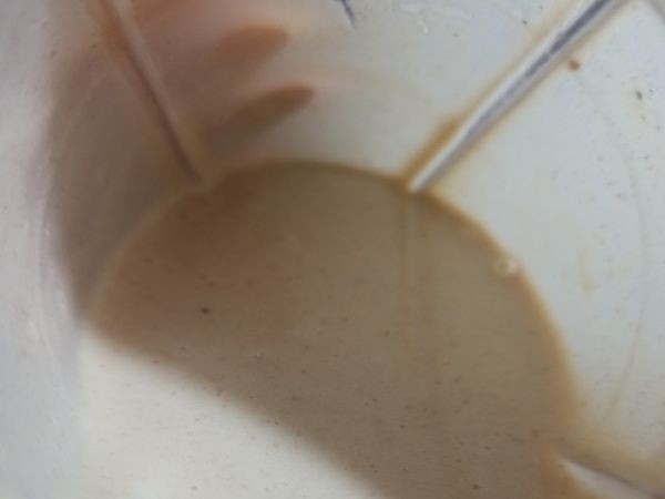 果汁機容器洗淨，放入一根香蕉，倒入豆乳，就大工告成！其他水果也可以，只要你覺得搭起來不錯也可以試試看！