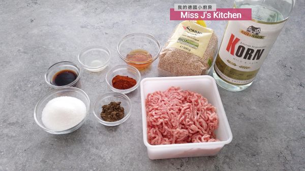 所有食材先準備好
◾絞肉牛豬皆可，依個人喜好。
◾在德國，米酒不是這麼好找，所以我使用Vodka或Korn來替代米酒。
◾喜歡五香口味的人，可以在[醃料]的食材裡加一點五香粉。