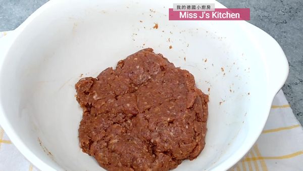 將絞肉和所有醃料食材放入攪拌盆中，混拌至絞肉可以成團且有些黏性。放入冰箱醃大約1小時。