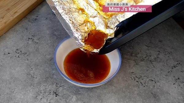 從烤箱取出肉片，將肉汁倒入一個小碗中。