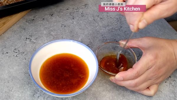 混合15g蜂蜜和1.5茶匙的肉汁。