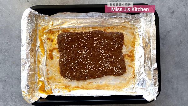 在肉片的二面刷上蜂蜜醬汁，並撒上一些芝麻。