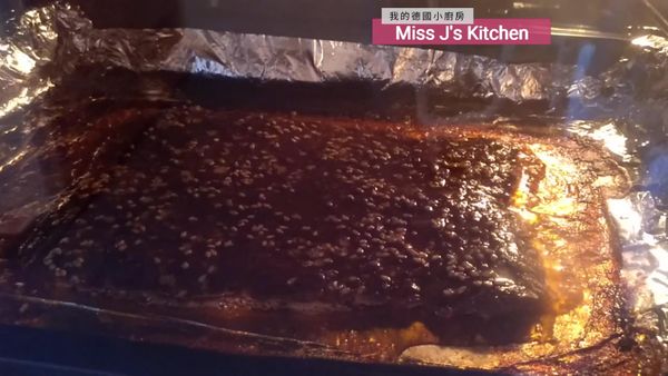 烤箱溫度保持在150°C。將肉片放回烤箱，烘烤10-15分鐘。之後，將肉片翻到另一面，再烤10-15分鐘。
◾若覺得肉乾還不夠乾，則將肉片翻面再烤幾分鐘。我自己是烤三次(一共40-45分鐘)就覺得夠乾了。