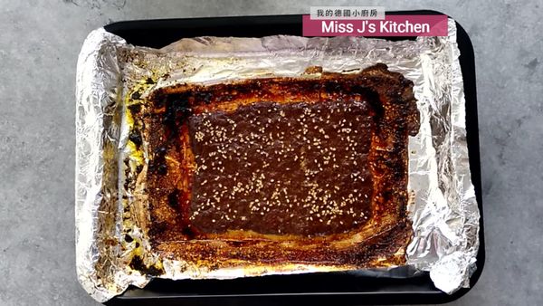 從烤箱取出肉乾後，放在一旁冷卻。
待肉乾冷卻後，切成你喜愛的大小。Enjoy!