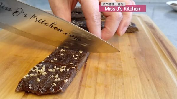 肉乾溫溫的時候，切來吃，超好吃的!
吃不完的時候(有可能嗎?🤔😂)，放在冰箱冷藏可保存一星期。