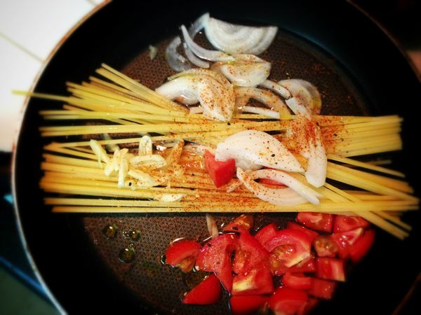 取一個可放入麵條的平底鍋，將除了帕馬森乳酪的材料全部放入鍋中，以中火加熱至水份幾乎煮乾，義大利扁麵煮至al dente(約13分鐘)，期間稍加攪拌讓扁麵均勻加熱。