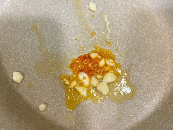 熱油鍋，下蒜頭及辣椒或（辣椒醬）炒香。